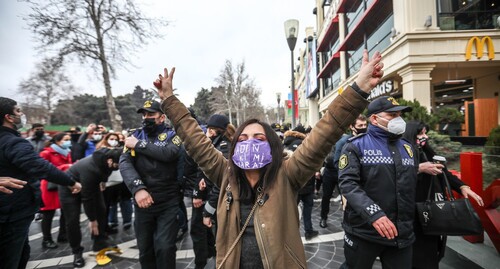 Член оргкомитета акции Айтадж Тапдыг на площади в маске с надписью: "Созидай, как женщина". Фото Азиза Каримова для "Кавказского узла"