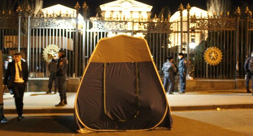 Палатки протестующих у здания парламента. Фото Тиграна Петросяна для "Кавказскогоузла"