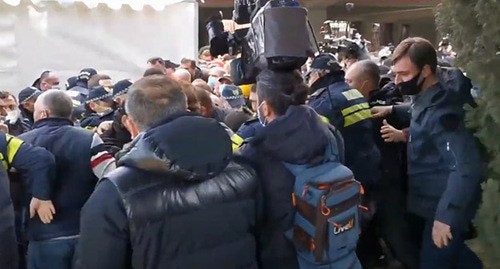 Протесты в Тбилиси. 10 марта 2021 года. Скриншот видео "Sputnik Georgia - все о Грузии"  https://www.youtube.com/watch?v=djkUi7H4Wy8