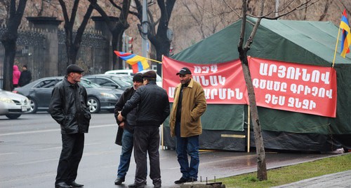 Палатка участников акции возле парламента. Ереван, 11 марта 2021 г. Фото Тиграна Петросяна для "Кавказского узла"
