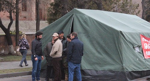Участники акции возле палатки. Ереван, 12 марта 2021 г. Фото Тиграна Петросяна для "Кавказского узла"
