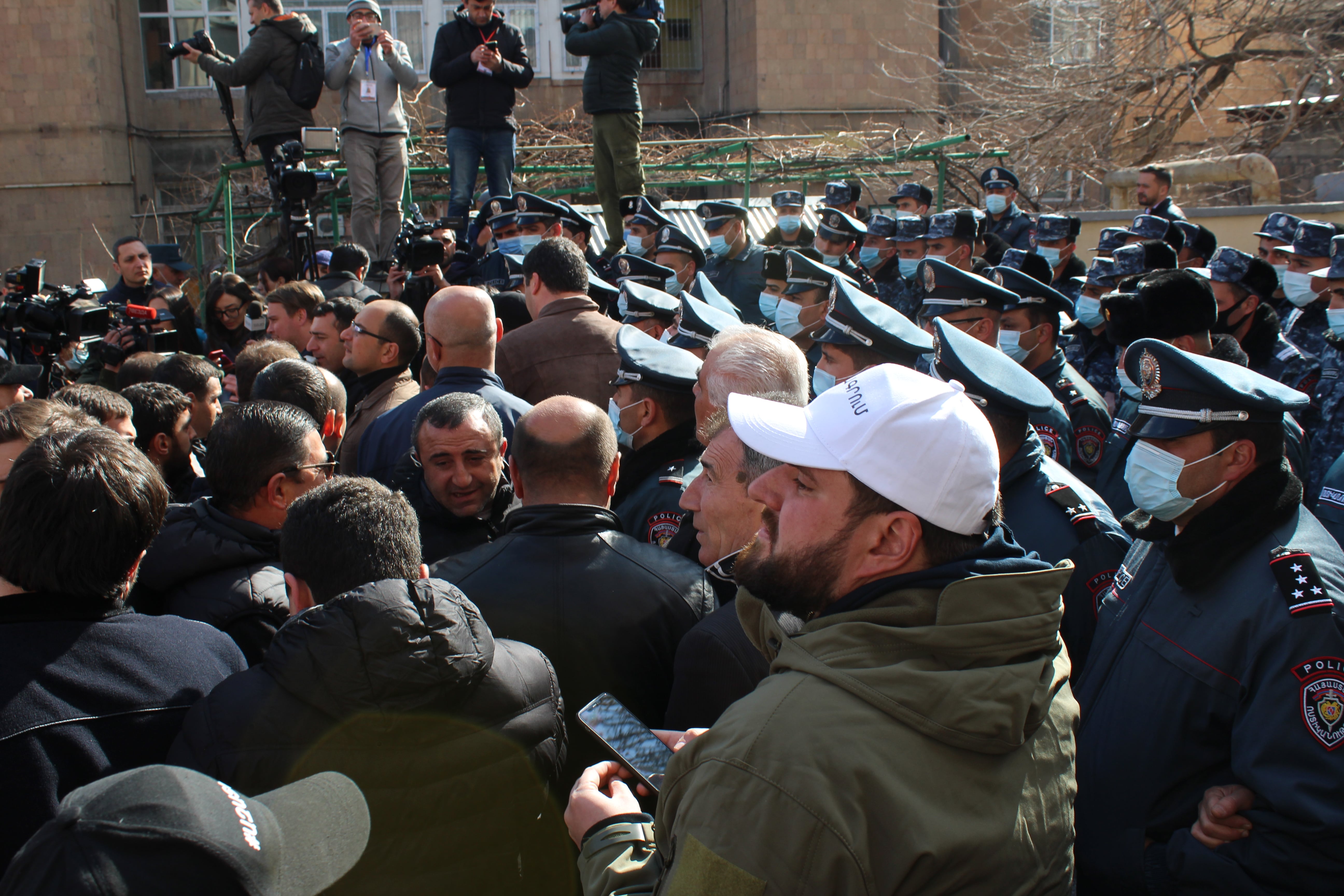 Акция протеста у резиденции президента Армении Армена Саргсяна 13 марта 2021 года. Фото Тиграна Петросяна для "Кавказского узла"