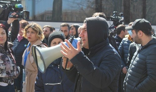 Участник акции протеста у здания МИД Армении. Ереван, 13 марта 2021 года. Фото Тиграна Петросяна для "Кавказского узла"