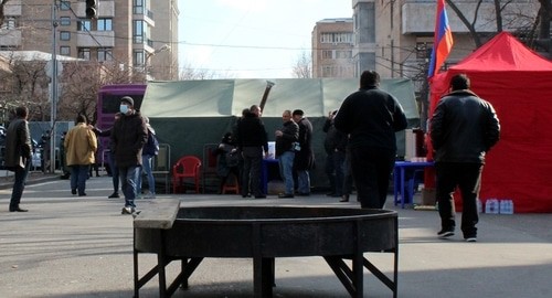 Палатка оппозиции на улице Демирчяна. Ереван, 14 марта 2021 года. Фото Армине Мартиросян для "Кавказского узла".