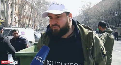 Один из участников акции протеста. Ереван, 16 марта 2021 г. Скриншот видео https://news.am/ https://news.am/rus/news/633964.html