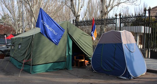 Палатки движения "Азатагрум" на проспекте Баграмяна. Ереван, 16 марта 2021 г. Фото Армине Мартиросян для "Кавказского узла"