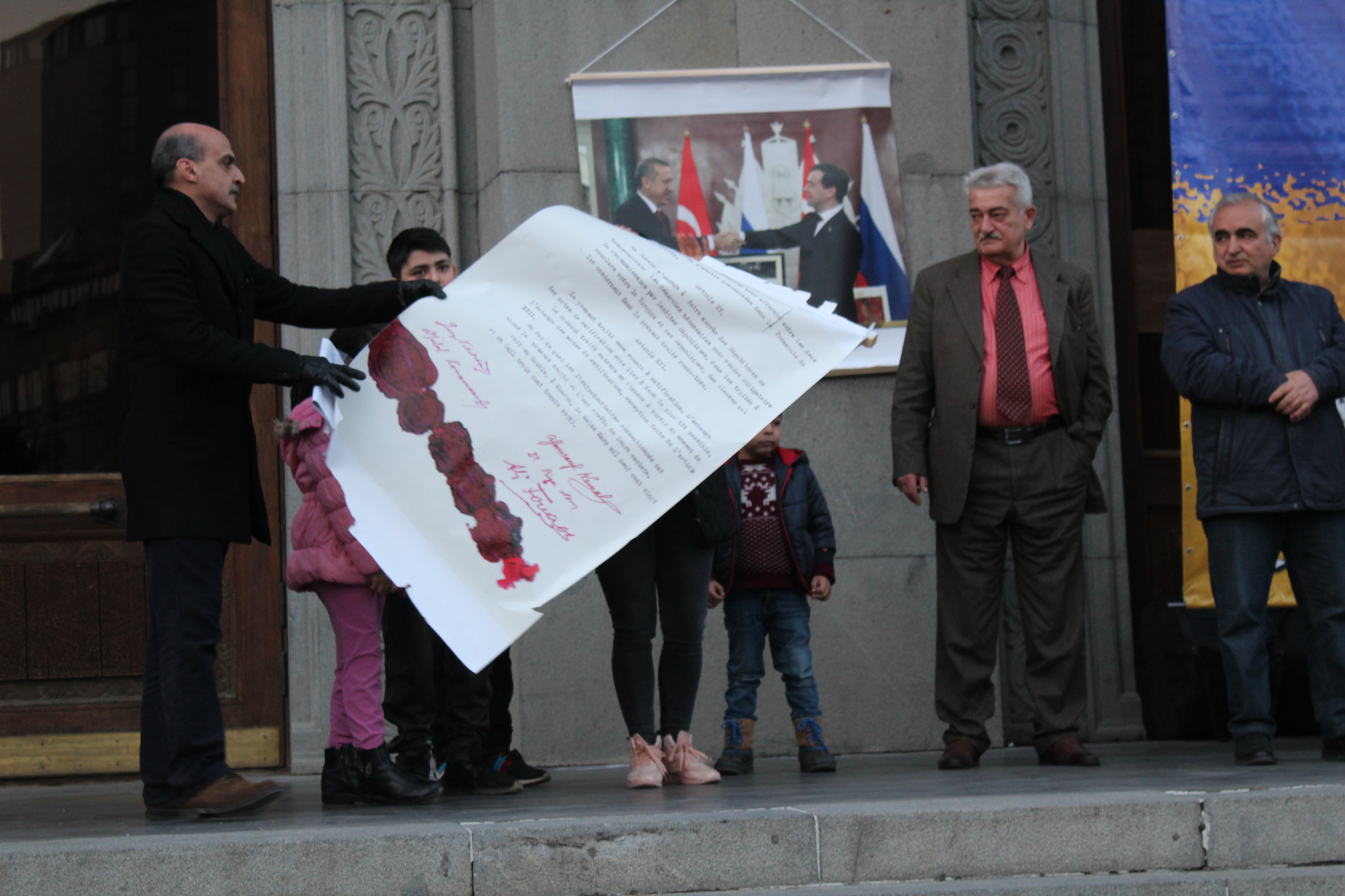 Участники акции в Ереване разрывают изображение Московского договора 1921 года. Фото Тиграна Петросяна для "Кавказского узла"