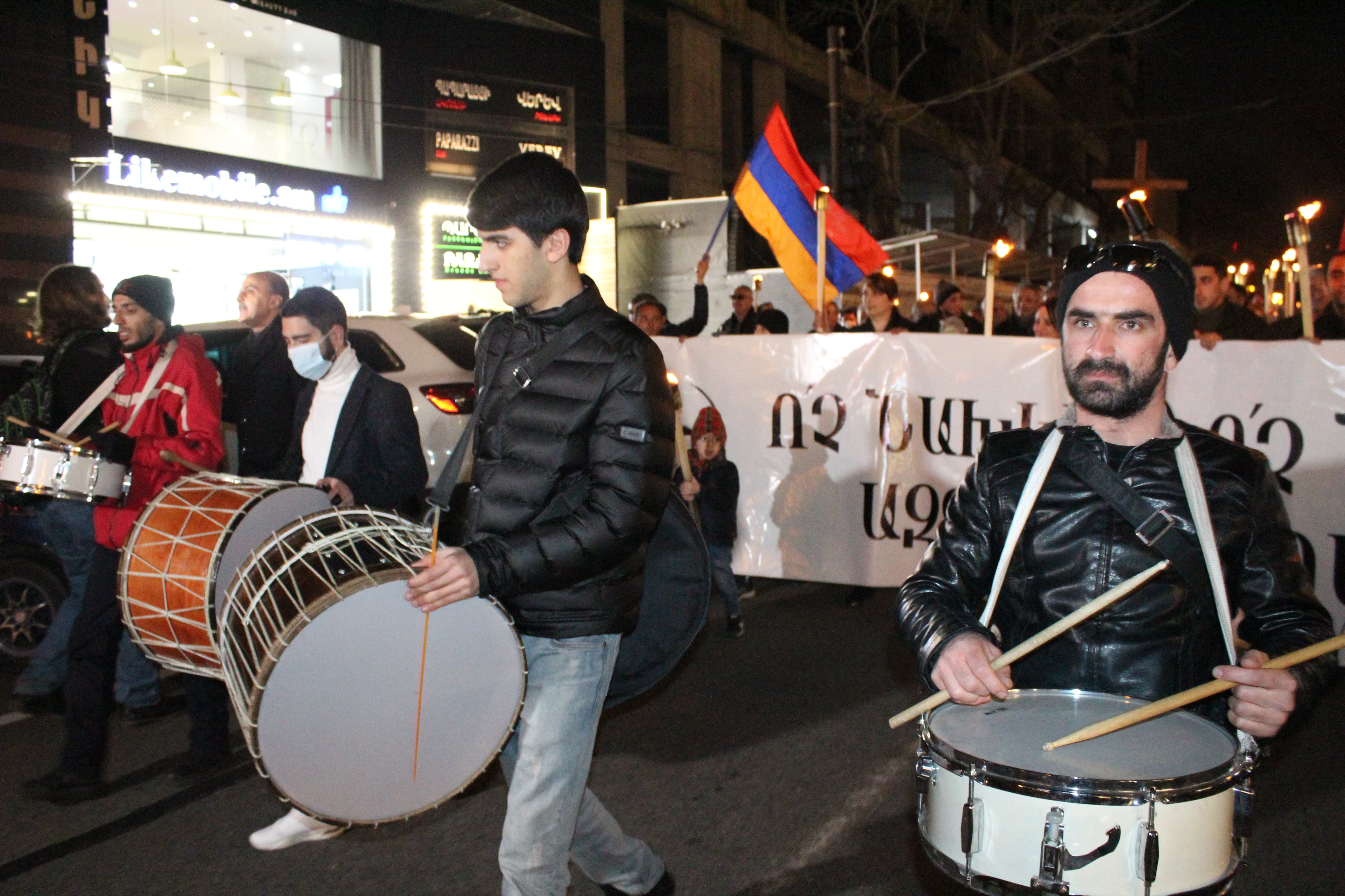 Участники шествия к российскому посольству в Ереване. Фото Тиграна Петросяна для "Кавказского узла"