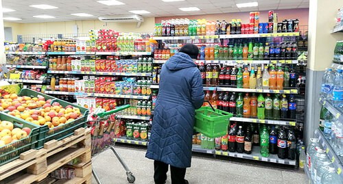 Покупательница в одном из магазинов Волгограда. 18 марта 2021 года. Фото Татьяны Филимоновой для "Кавказского узла".