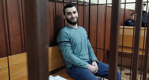 Абдулмумин Гаджиев в зале суда.  Фото с сайта правозащитного центра «Мемориал», memohrc.org