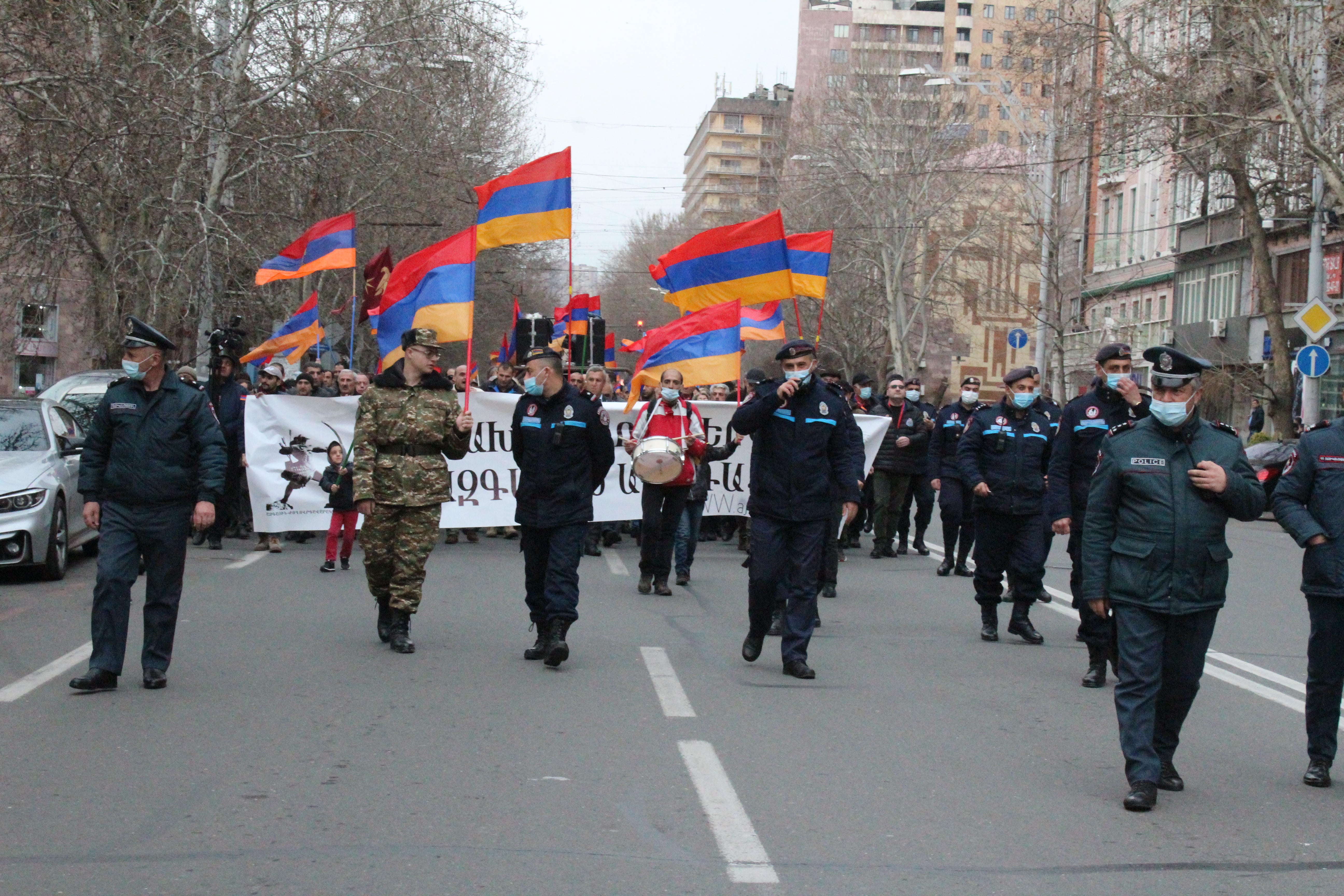 Силовики сопровождают шествие "Национально-демократического полюса" в Ереване 20 марта 2021 года. Фото Тиграна Петросяна для "Кавказского узла"