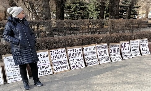 Тамара Гродникова и ее плакаты. Волгоград, 21 марта 2021 года. Фото Татьяны Филимоновой для "Кавказского узла".
