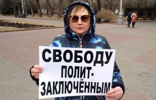 Елена Шеина с плакатом. Волгоград, 21 марта 2021 года. Фото Татьяны Филимоновой для "Кавказского узла".