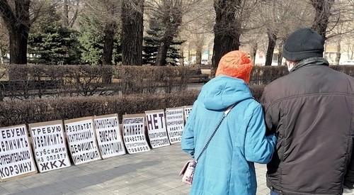 Прохожие читают плакаты активистов. Волгоград, 21 марта 2021 года. Фото Татьяны Филимоновой для "Кавказского узла".