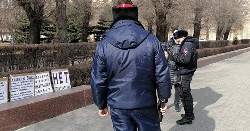 Полицейские сфотографировали плакаты пикетчиков и записали их данные. Волгоград, 21 марта 2021 года. Фото Татьяны Филимоновой для "Кавказского узла".