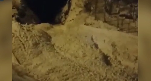 Дотороа после  после схода лавины в  Рутульском районе Дагестана. кадр видео https://tvzvezda.ru/news/20213212138-yJqb0.html
