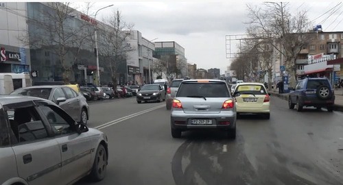 автопробег против повышения цен на горючее, участие в которых приняли водители микроавтобусов, таксисты и простые владельцы автомобилей в Тбилиси. Кадр видео 
Sputnik Georgia - все о Грузии https://www.youtube.com/watch?v=N_CmVbQLRoA.