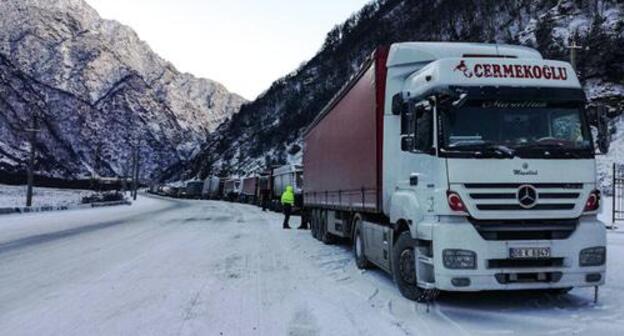 Очередь из машин на Военно-Грузинской дороге. Фото Эммы Марзоевой для "Кавказского узла"