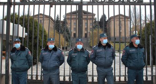 Сотрудники полиции у здания парламента Армении. Фото Тиграна Петросяна для "Кавказского узла"