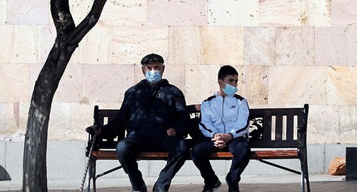Жители Еревана в защитных масках. Фото: REUTERS/Gleb Garanich