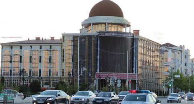 Проспект Кадырова. Вид на здание департамента управления Верховного суда РФ в Чеченской Республике. Грозный. Фото Магомеда Магомедова для "Кавказского узла"