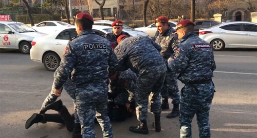 Полицейские задерживают мужчину. Кадр видео, размещенного на странице Ишхана Сагателяна в Facebook https://ru-ru.facebook.com/IshkhanSaghatelyanOfficial/videos/vb.1843224725934469/541696967226415/?type=2&theater
