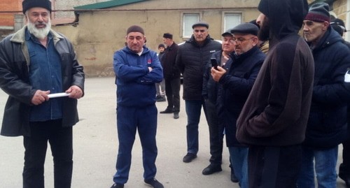 Жители Альбукирента перед встречей с Меликовым. Фото Расула Магомедова для "Кавказского узла"