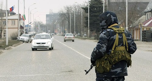Сотрудник силовых структур на улицах Грозного. Фото: REUTERS/Stringer