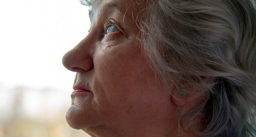 Пожилая женщина у окна. Фото Нины Тумановой для "Кавказского узла"