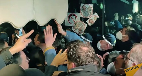 Участники акции протеста против визита в Грузию российского журналиста Владимира Познера. 31 марта 2021 года. Скриншот видео "Sputnik Georgia" https://www.youtube.com/watch?v=wS05_D_dZKI