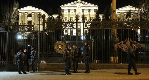 Силовики у ворот парламента на проспекте Баграмяна. Фото Тиграна Петросяна для "Кавказского узла"