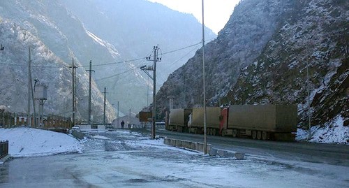 Грузовики на Военно-Грузинской дороге . Фото Ахмеда Альдебирова для "Кавказского узла"