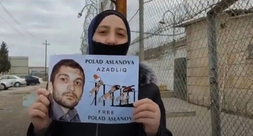Супруга Полада Асланова с его портретом. Скриншот видео " Gülmirə Aslanova" https://www.youtube.com/watch?v=BdN3Yz3PP08
