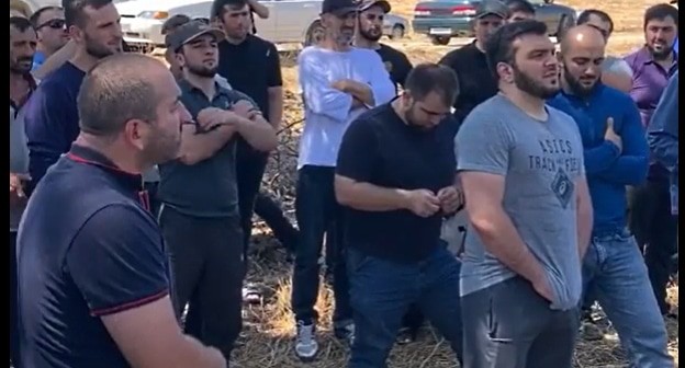 Жители Дылыма на сходе. Стопкадр видео https://www.instagram.com/tv/CCyLEEJD9mJ/?igshid=1ozxu96256wzx