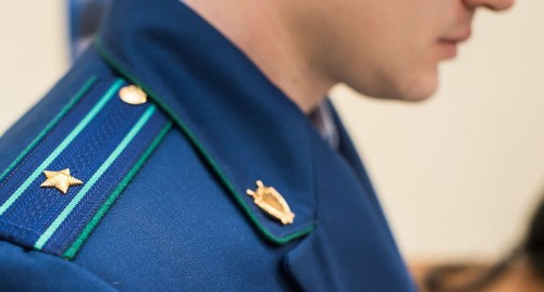 Сотрудник прокуратуры.  Фото Елены Синеок, Юга.ру
