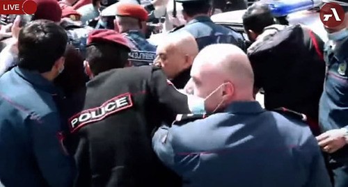 Полиция во время акции протеста. Ереван, 7 апреля 2021 г. Скриншот видео https://www.youtube.com/watch?v=VahhjnMYYHU