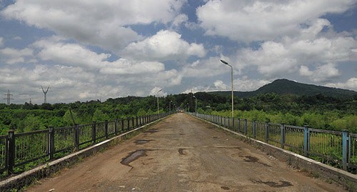 Мост через реку Ингури. Граница между Грузией и Абхазией. Фото: Konsek / Wikimedia Commons https://ru.wikipedia.org/