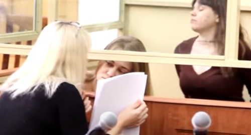 Инесса и Виктория Тарвердиевы в зале суда, декабрь 2017 года. Кадр видео 
Честный Репортаж https://www.youtube.com/watch?v=9o9j72W8grY&t=2s