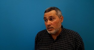 Координатор штаба Алексея Навального в Махачкале Эдуард Атаев. Стопкадр из видео «Кавказского узла» «Штаб Навального появился в Дагестане вопреки угрозам» https://www.kavkaz-uzel.eu/videos/6658 Координатор штаба Алексея Навального в Махачкале Эдуард Атаев. Стопкадр из видео «Кавказского узла» «Штаб Навального появился в Дагестане вопреки угрозам» https://www.kavkaz-uzel.eu/videos/6658
