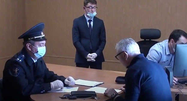 Дома и на рабочем месте бывшего замглавы Минздрава КБР проведены обыски. 12 апреля 2021 г.
Скриншот видео "МВД МЕДИА" https://www.youtube.com/watch?v=RIux115MLNA