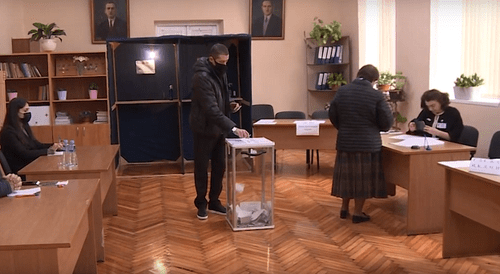 Муниципальные выборы в Абхазии, 11 апреля 2021 года. Кадр видео "Абаза-ТВ" https://www.youtube.com/watch?v=T1HbMdZGEP0