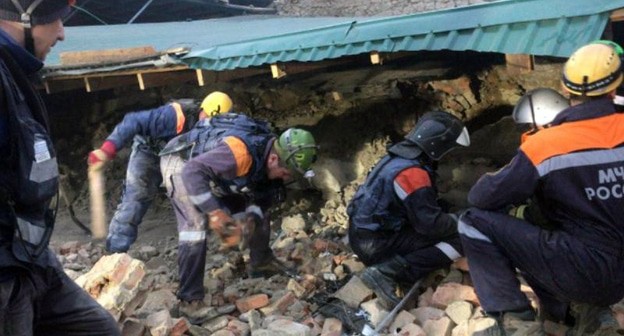 Сотрудники МЧС проводят поиск под завалами обрушившегося склада в поселке Предгорного района Ставропольского края. Фото: пресс-служба ГУ МЧС по Ставропольскому краю


