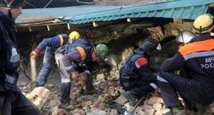 Сотрудники МЧС проводят поиск под завалами обрушившегося склада в поселке Предгорного района Ставропольского края. Фото: пресс-служба ГУ МЧС по Ставропольскому краю
Сотрудники МЧС проводят поиск под завалами обрушившегося склада в поселке Предгорного района Ставропольского края. Фото: пресс-служба ГУ МЧС по Ставропольскому краю