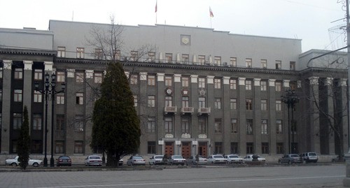 Здание  парламента Северной Осетии. Фото Os-Bagatar - https://ru.wikipedia.org/wiki/Парламент_Северной_Осетии#/media/Файл:Dom_Pravitelstva.JPG