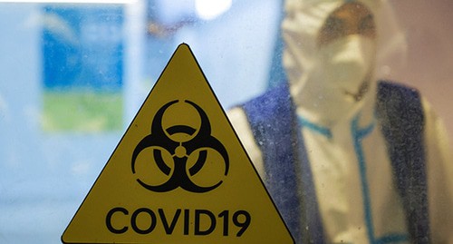Предупреждающий знак "COVID-19. Фото: REUTERS/Maxim Shemetov