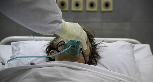 Медицинский работник возле пациента. Фото: REUTERS/Marko Djurica