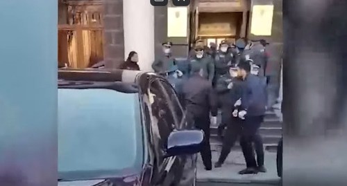 Блокирующие вход в администрацию Ширакской области родственники военнопленных и сотрудники полиции. Кадр видео 
Sputnik Армения https://www.youtube.com/watch?v=yFhFhC8RLXM