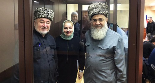 Малсаг Ужахов, Зарифа Саутиева и Ахмед Барахоев (слева направо)перед судебным заседанием. Март 2021 г. Фото Багаудина Мякиева
