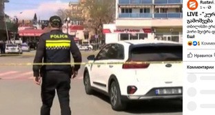 Полицейские оцепили территорию на месте захвата заложников в филиале "Банка Грузии". Тбилиси, 16 апреля 2021 г. Скриншот видео https://www.facebook.com/rustavi2/videos/501997714158663 Полицейские оцепили территорию на месте захвата заложников в филиале "Банка Грузии". Тбилиси, 16 апреля 2021 г. Скриншот видео https://www.facebook.com/rustavi2/videos/501997714158663