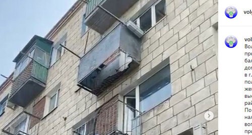 Разрушенный балкон квартиры жилого дома в Волгограде. Скриншот публикации в Instagram-аккаунте прокуратуры Волгоградской области https://www.instagram.com/p/CNzdyVHpmo0/
